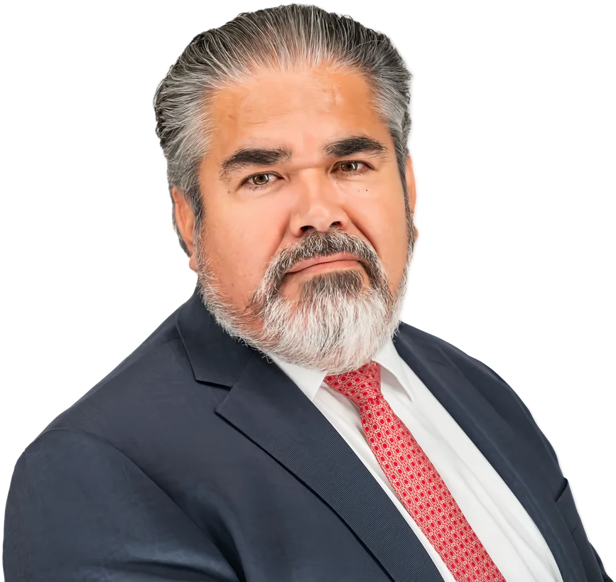 César Valdebenito, socio de la firma, de traje azul marino.